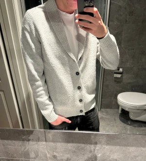 Grå cardigan  - Riktigt schysst cardigan! Jag på bilden ör 188cm och bör storlek M vilket ör optimalt enligt mig. Tröjan är så gott som oanvänd. Hör av er vid funderingar:)