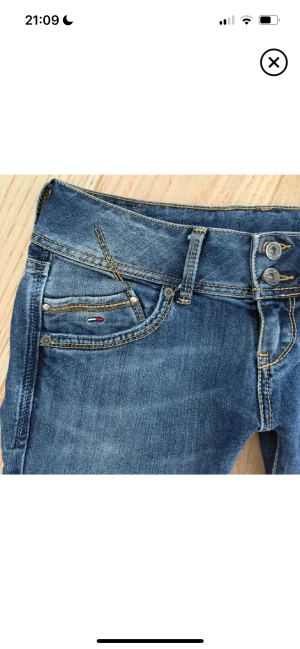 Tommy hilfiger jeans - Midjemåttet rakt över 38cm o innerbenslängden är 80cm❤️