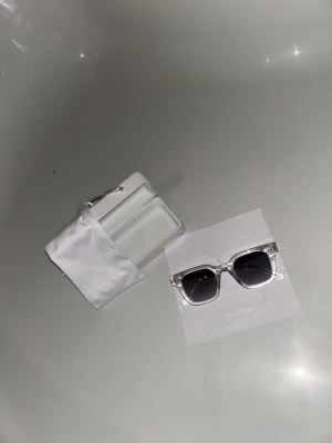 CHIMI solglasögon  - Säljer mina CHIMI 04 Gray för att dom inte används längre. Låda till solglasögonen följer oxå med. Knappt använt dom så de finns inga repor eller skador. Skriv om du vill ha mer information. Priset går att diskutera:)