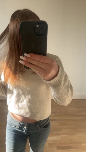 Vit aktig stickad tjocktröja - Säljer en stickad tjock tröja som är otrogligt skön och ett fräscht val till jeans.