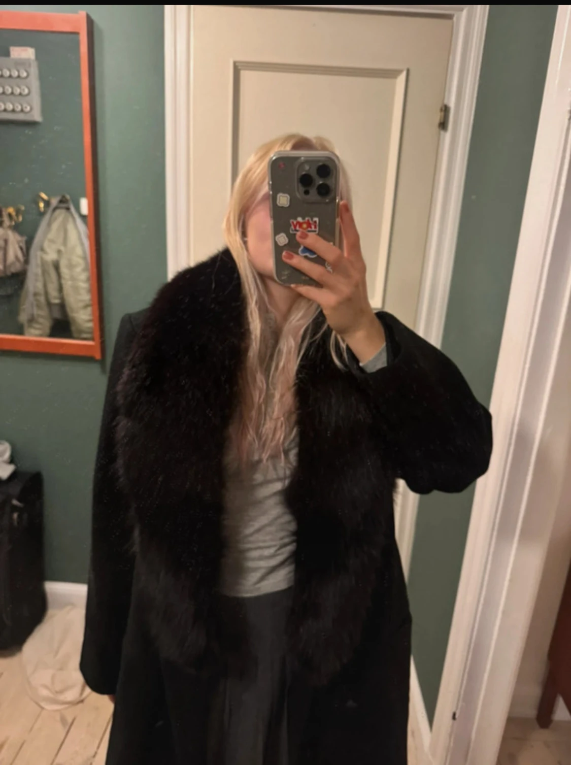 Svart lång kappa med pälskrage - 2