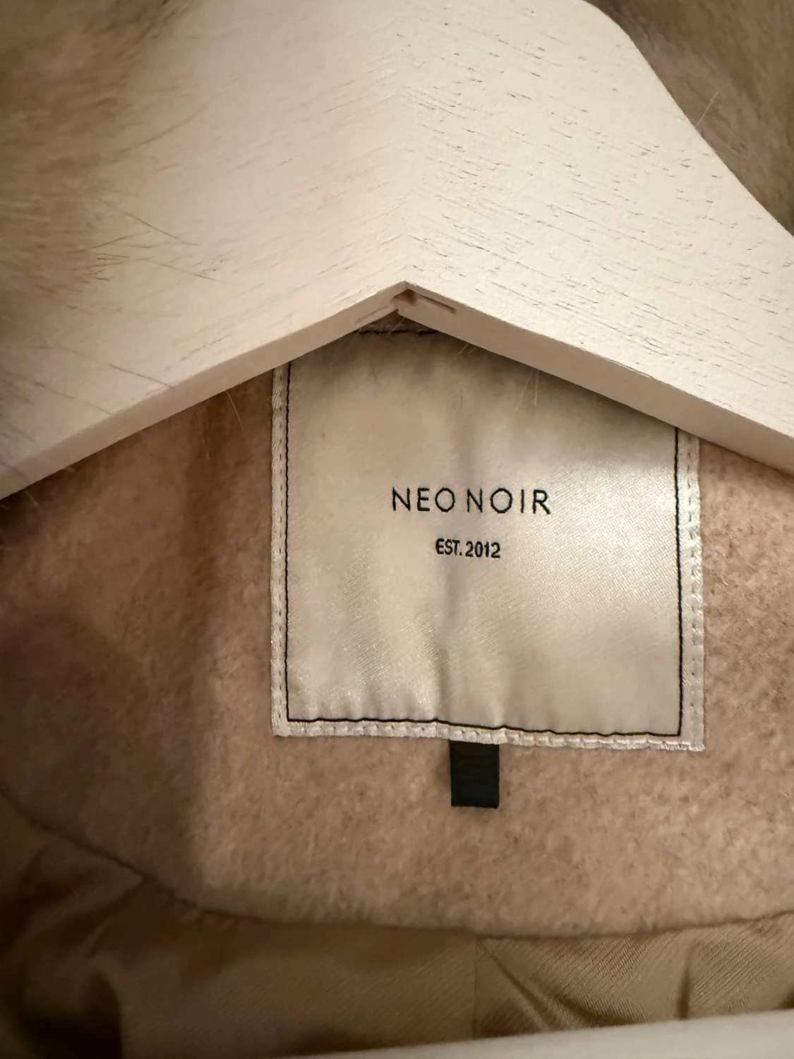 Beige kappa med fuskpäls från Neo Noir - 1