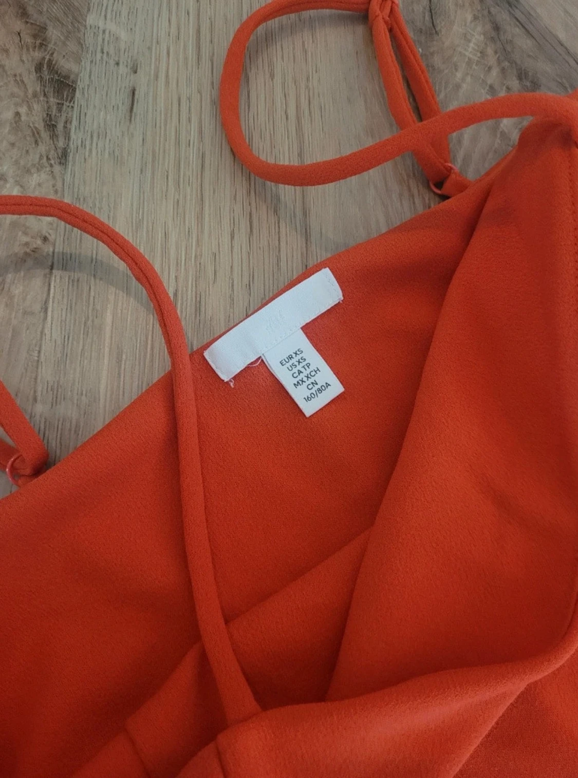 Korallröd kort klänning med slits - 2