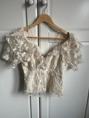 Spets blus från Zara - Jättefin och gullig spets topp från Zara🥰i fint skick och säljs billigt jämfört med nypris!💕Swipa längst bort för passform!