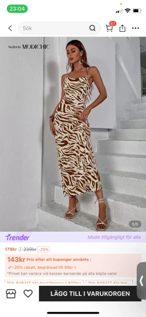 Zebramönstrad långklänning från Aveloria - Snygg långklänning från Aveloria med zebramönster i brunt och beige. Klänningen har smala axelband som korsas i ryggen och ger en öppen rygg med snörningsdetalj. Modellen är figurnära och har en cool, trendig vibe som sticker ut.