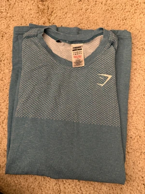 Gymshark - T-shirt  - Gymshark - T-shirt  Strl M Använt, cond 9/10 Nypris 299:-  Mitt pris 100:-