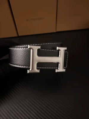 Herm3s bälte - Den på bilden är för show. Jag skickar ut helt ny fortfarande inplastade med armband och borr. Kom med bud!