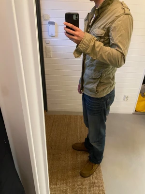 Superdry field jacka - Säljer denna dunder snygga jackan då den är för liten för mig. Jag är 182 och väger 76 och jackan är i storlek S och passar egentligen allt under mina mått.