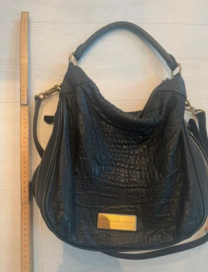 Marc Jacobs väska - 100% läder. I fint skick. Skickas omgående. Unikt utseende och modell.