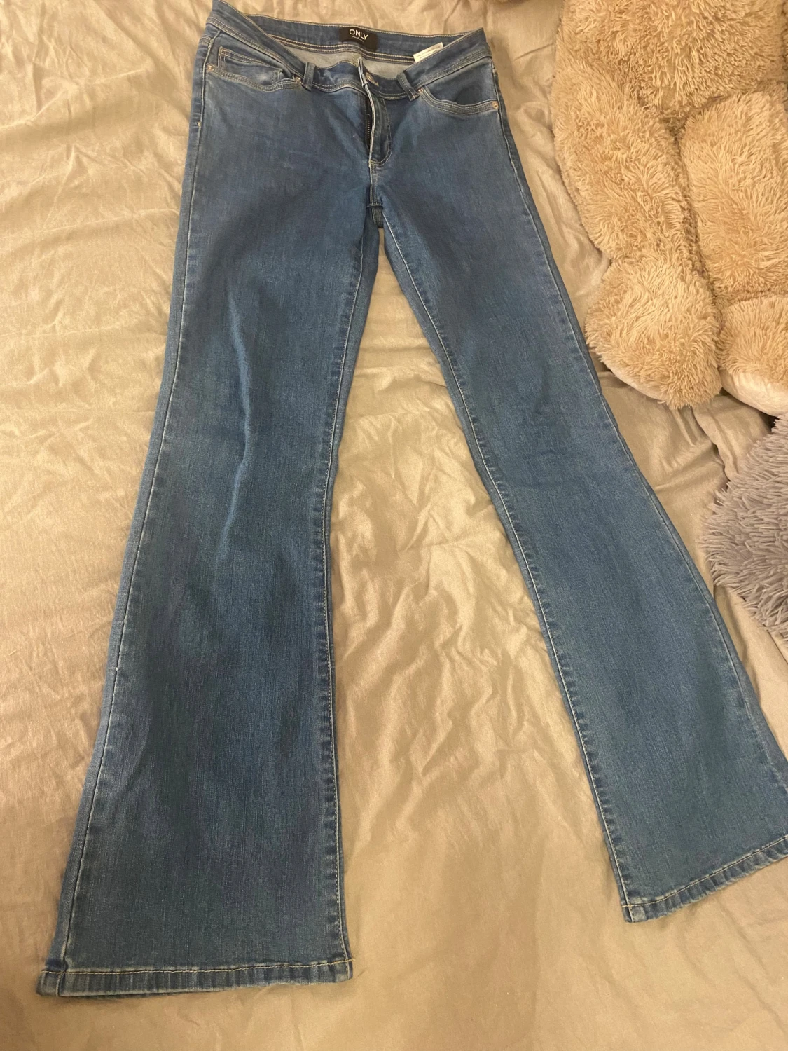 Blå bootcut jeans från ONLY