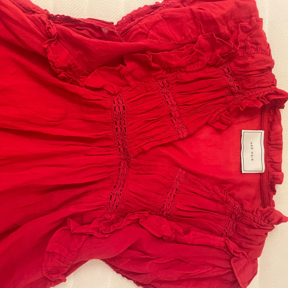 Röd blus med volanger från Neo Noir - 2