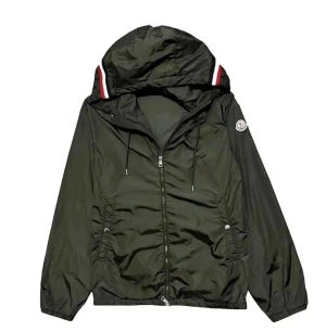 Grön vindjacka från Moncler - Snygg grön vindjacka från Moncler med huva och dragkedja framtill. Jackan har svarta och röda detaljer på huvan, snörning och Moncler-logga på ärmen. Perfekt för dig som gillar stilren design och funktion.