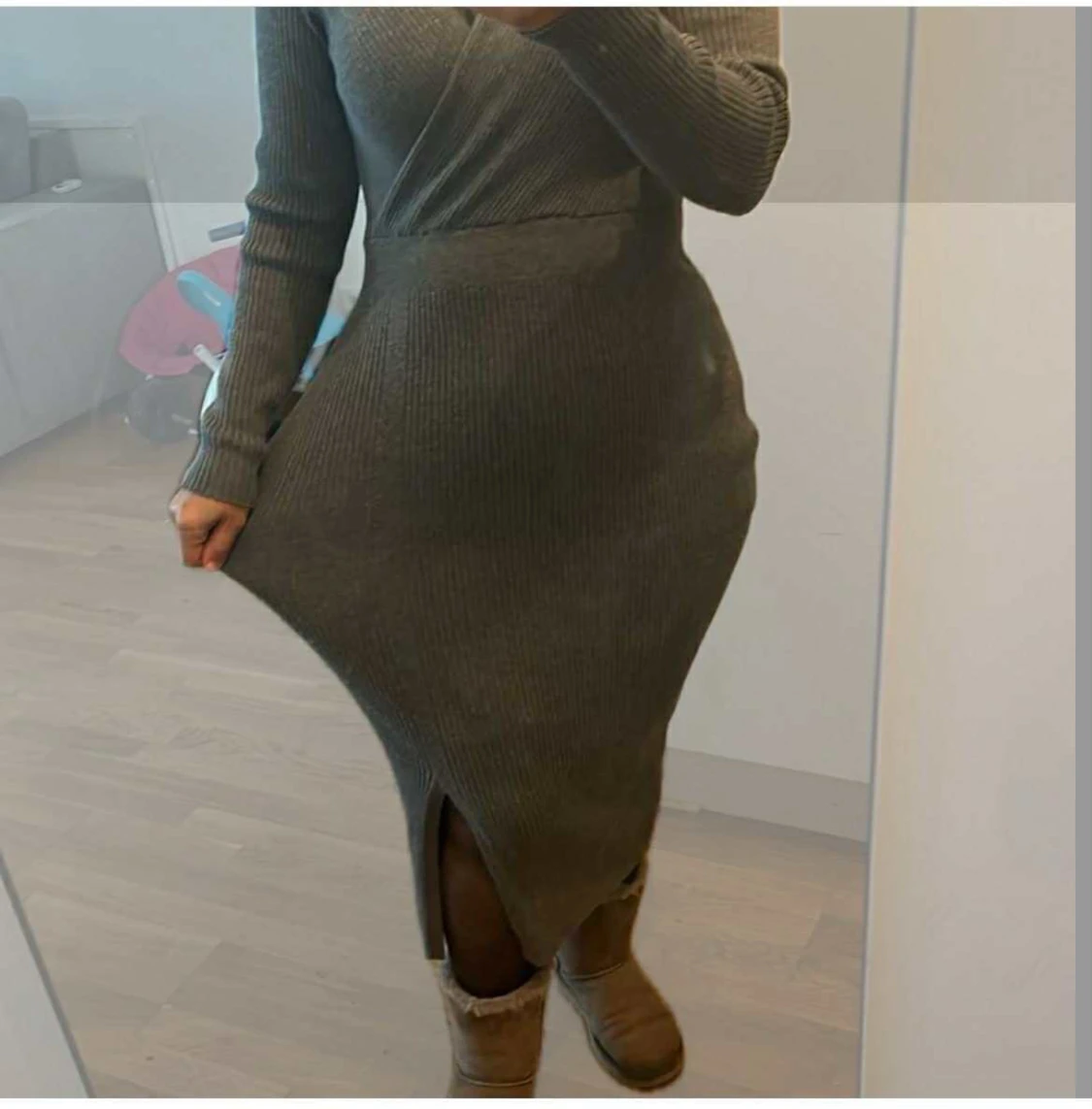 Grå ribbad omlottklänning - 3