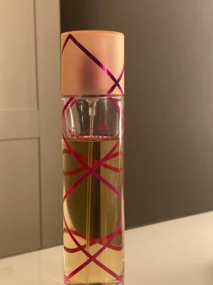 Pink Sugar Eau de Toilette 100ml - Snygg och lekfull parfym med rosa detaljer. 100 ml Eau de Toilette, tillverkad i Italien. Perfekt för dig som vill sticka ut med en söt och ungdomlig stil.