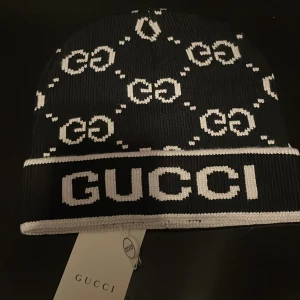 GG svartvit vintermössa  - Helt ny me etikett Onesize unisex finns i Göteborg 