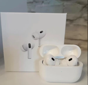 AirPods Pro - Apple AirPods Pro med originalförpackning. Trådlösa hörlurar med aktiv brusreducering, transparensläge och laddningsetui. Snyggt skick, inga synliga repor eller skador. Perfekt för musik, samtal och träning.