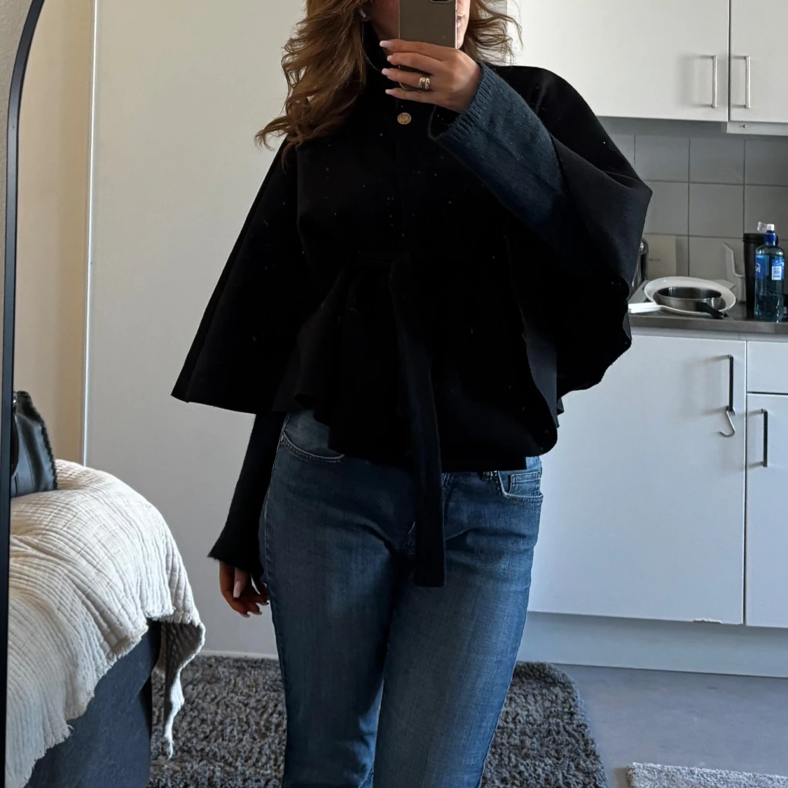 Svart capejacka med bälte och knapp - 2