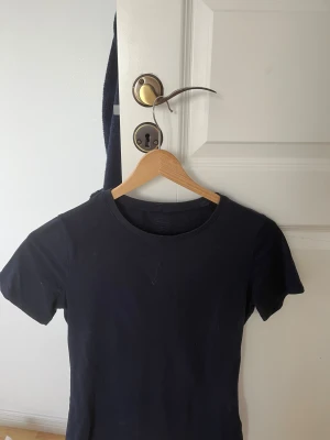 Blå intimissmi tröja  - Blå thight intimissmi tröja bra skick inte använt mycket alls.  Storlek M sitter som S