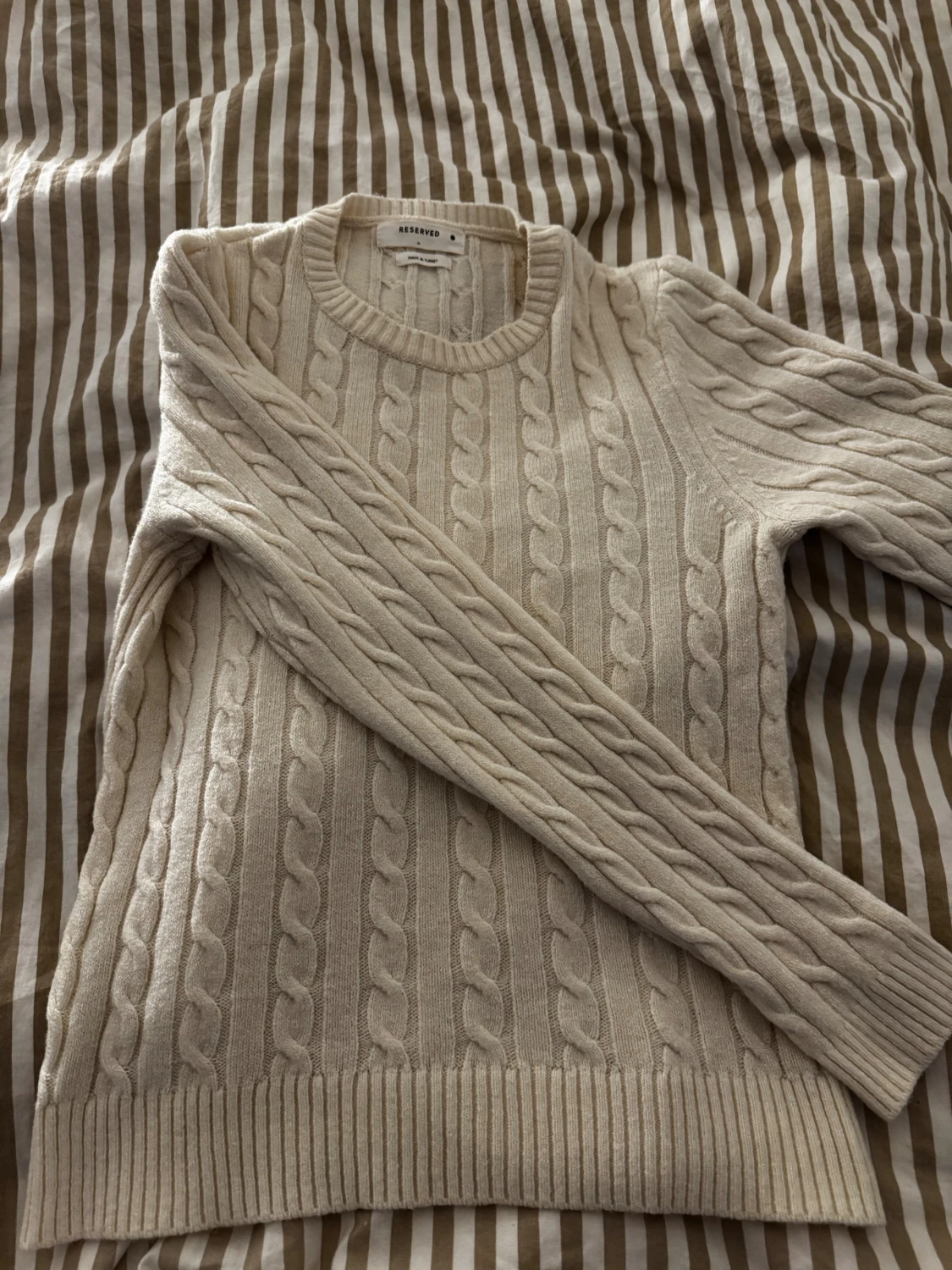 Vit kabelstickad tröja från Reserved - 2