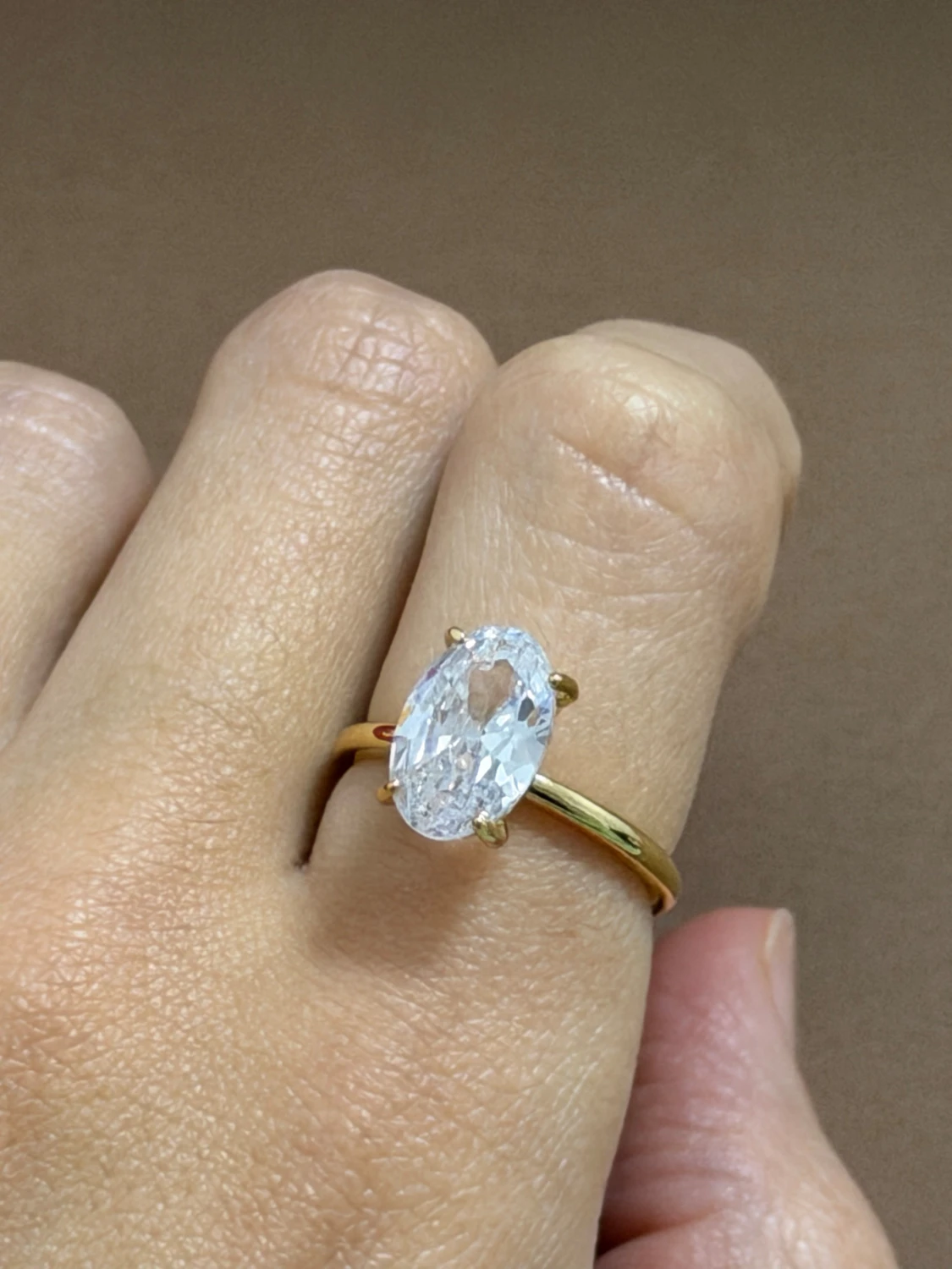 Vattentålig ring Guldring med stor oval klar sten - 1