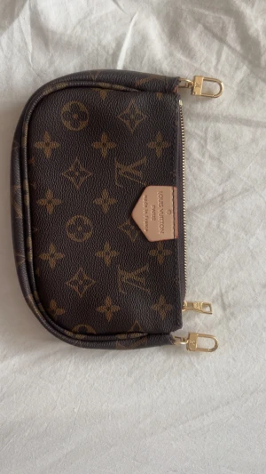 Fin brun populär väska - Fin väska i jättefint skick! dock saknas kedjan!