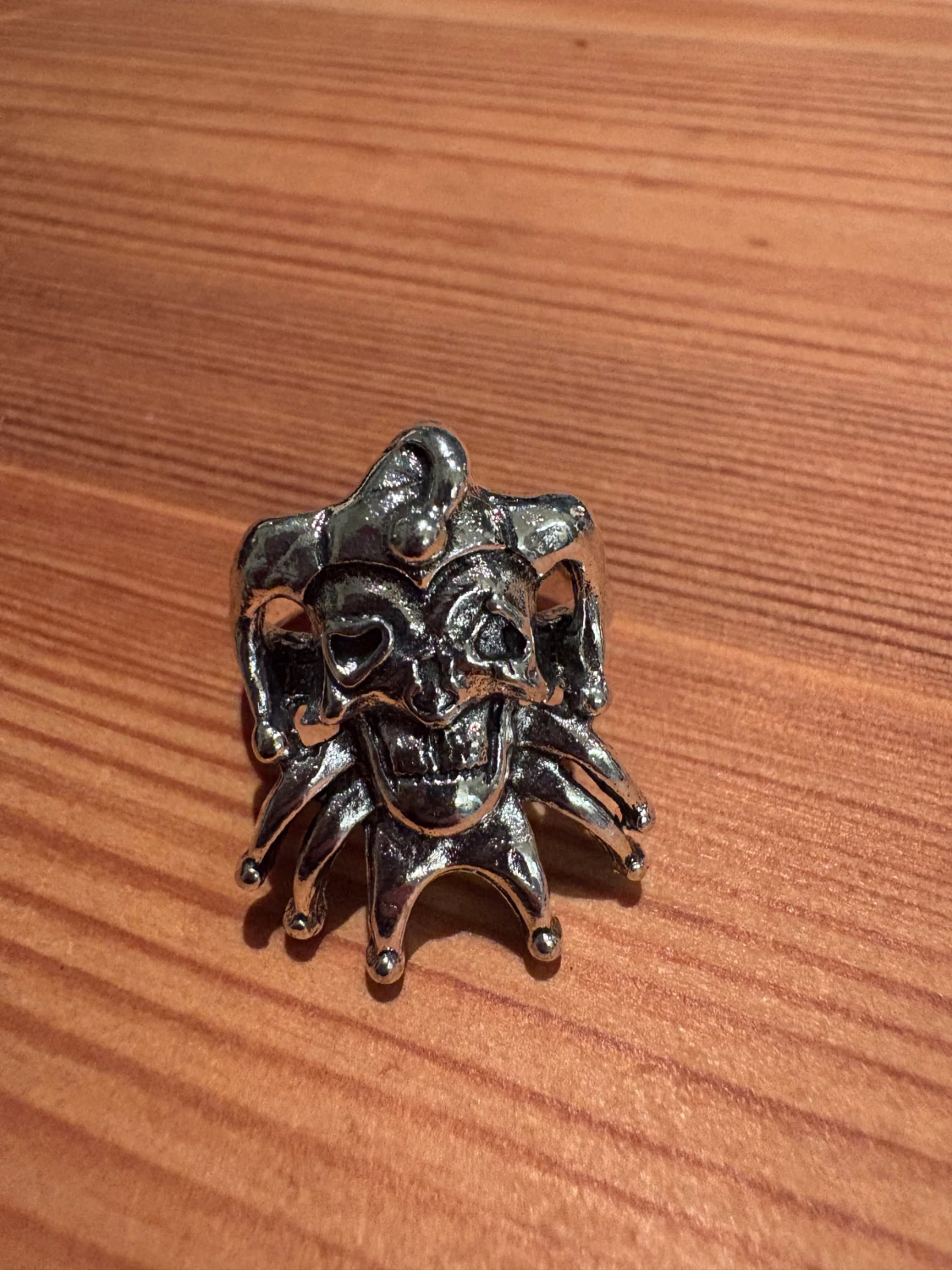 Silverfärgad ring med jokerdesign - 1