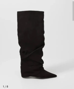 Folded shaft boot  - Säljer ett par stövlar i mocka liknande material, med spetsig tå från Nelly . 8cm klack. Dem är i storlek 38. De är endast använda en gång! 
