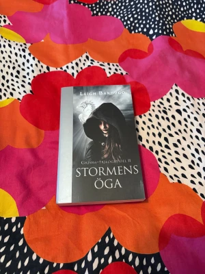 Stormens öga - Stormens öga är andra delen i Grisha-trilogin. Perfekt för dig som älskar spänning, magi och episka äventyr! Följ Alina när hon flyr från sitt förflutna och upptäcker nya krafter. En bok som hyllats av både läsare och kritiker – missa inte denna fantasyfavorit!