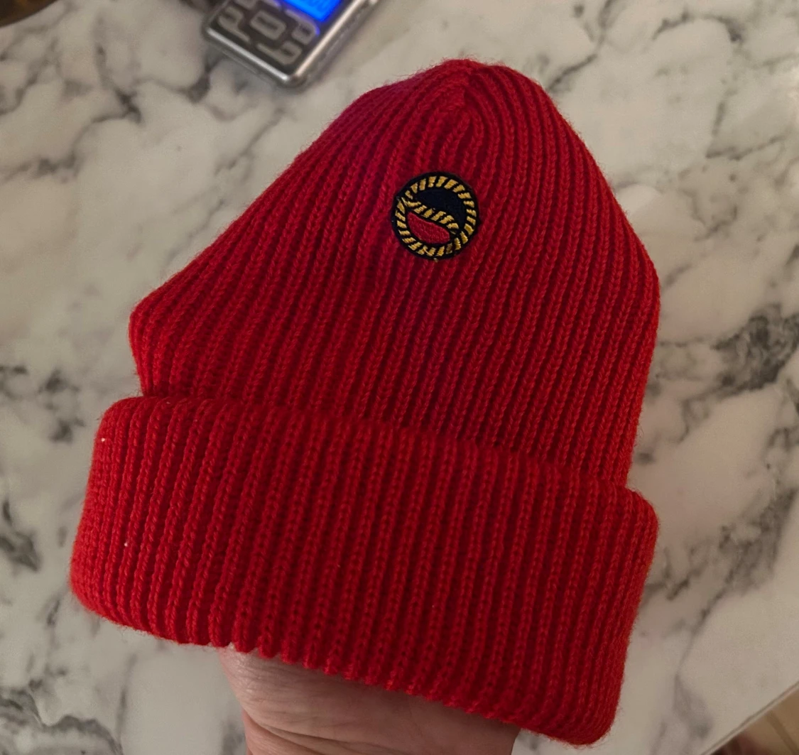 Röd ribbad mössa med broderad patch vintage  - 5