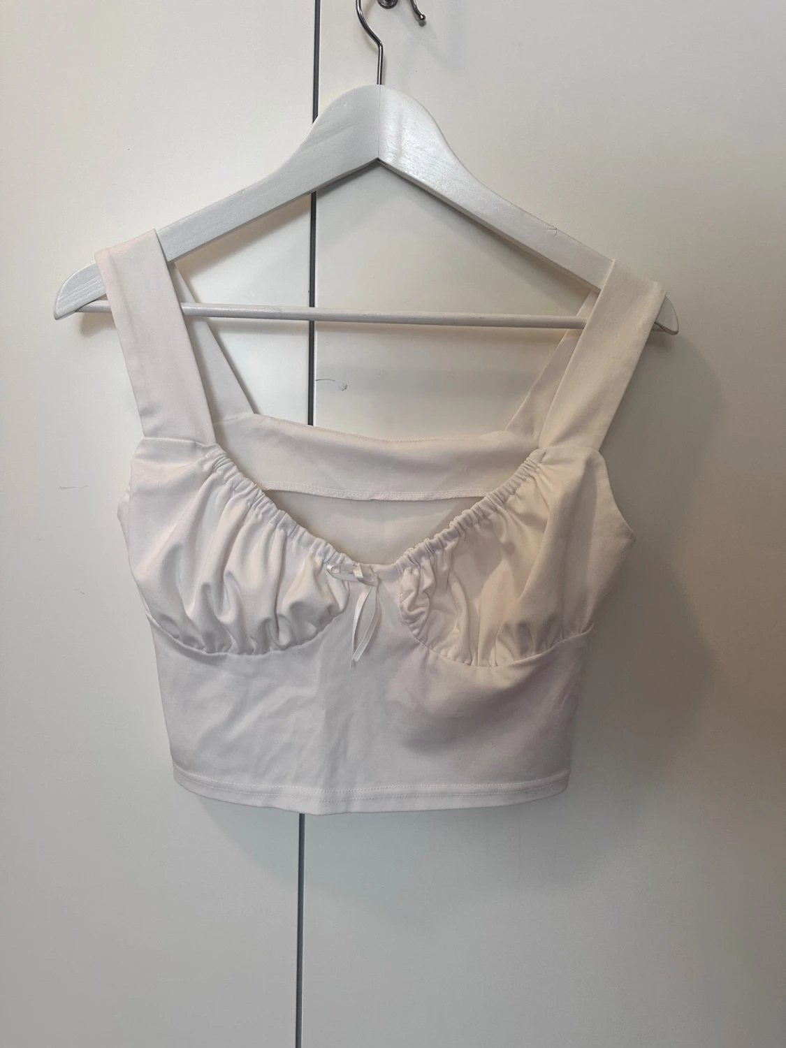 Vit croppad linnetopp med snörning