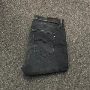 Svarta replay jeans - Ett par feta jeans som är riktigt fräscha🤗 modellen är 178