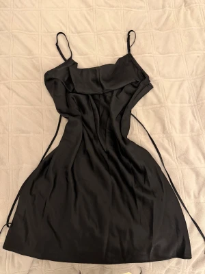 Svart satin klänning  - OBS! Står M men passar Xs! Jätte fin satin klänning från HM😁