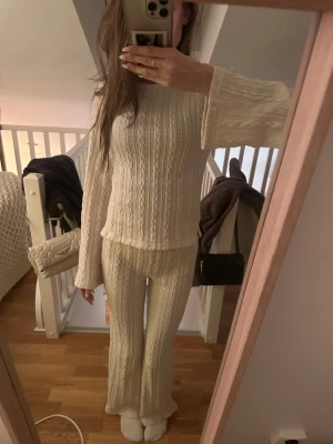 Stickat sett - Tröjan xs, byxan xxs .