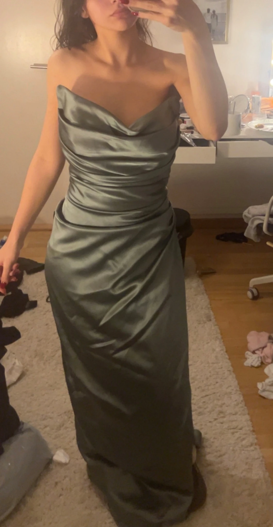 Grön satinklänning med slits - 1