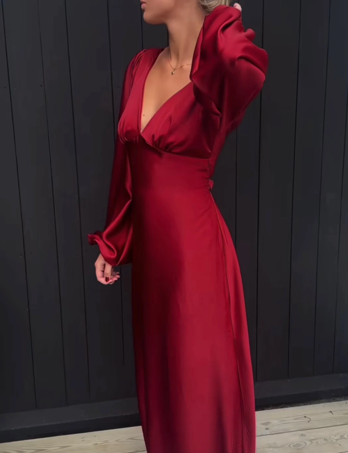 Röd långklänning i satin med v-ringning - 2