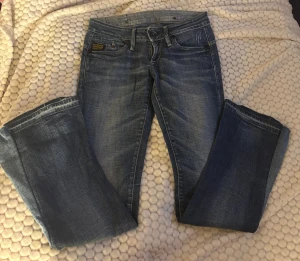 Blå bootcut jeans från G-Star RAW - Jätte fina jeans som är super low waist. Dom är sydda bootcut och är i jätte bra skick. Skriv vid frågor🫰