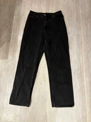 Svarta straight jeans från Weekday - Svarta jeans från Weekday med klassisk femficksdesign och raka ben. Jeansen har hög midja och är tillverkade i robust denim som ger en cool och tidlös look. Passar perfekt till sneakers eller boots för en avslappnad stil😉 kan även användas med häng för en riktig relaxed look🔥