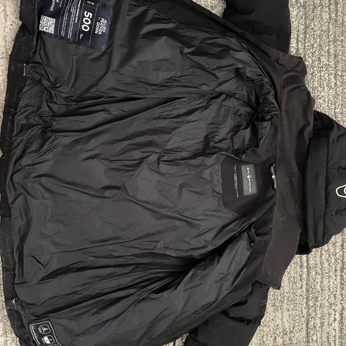 Svart dunjacka från Sail Racing - 2