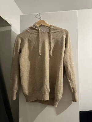 Beige hoodie med huva och snörning - Snygg beige hoodie