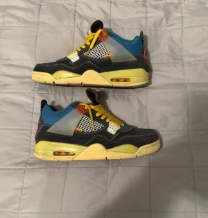 Air Jordan 4 ”union” - Unika skor som sticker ut, kan bäras alla årstider. Svarta skosnören tillkommer. Lite mindre i storlek denna modell. 