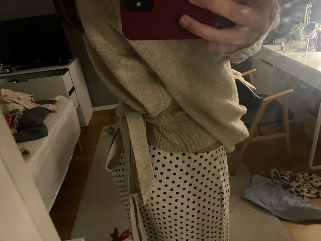 Beige omlott stickad tröja - 1