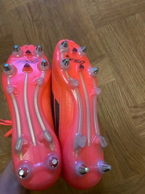 Adidas F50 Elite SG fotbollsskor 41⅓ - Säljer ett par Adidas F50 Elite SG fotbollsskor som har kvar lappen och är helt nya. Nypris ligger på ca 3000 mitt pris 899. Jag säljer skorna för att de inte passar.Priset är diskuterbart.