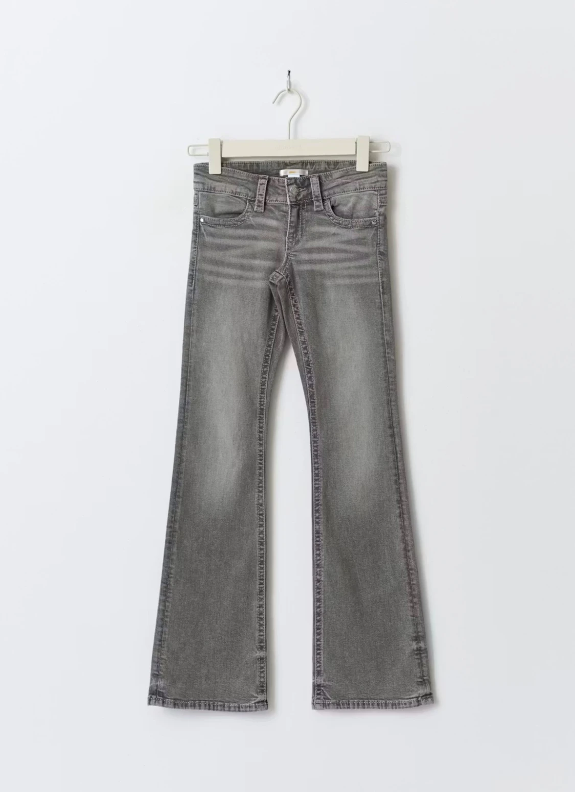 Grå bootcut jeans med fickdetaljer