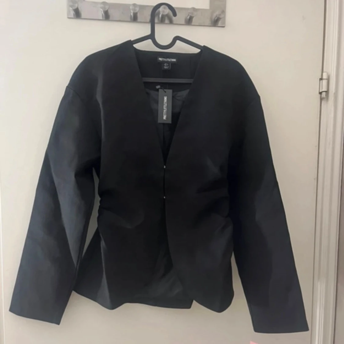 Svart kavaj från PrettyLittleThing