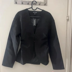 Svart kavaj från PrettyLittleThing - Stilren svart kavaj från PrettyLittleThing med rak passform och lång ärm.  Oanvänd med lapp kvar