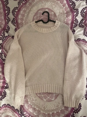 Ljusrosa stickad tröja - Stickad röda tröja, finns ingen angiven storlek men gissar på S 💞sista bilden är lånad för att visa färgen bättre💞 använd gärna KÖP NU