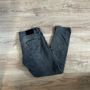 Levis jeans  - Ett par jeans i absolut topp skick och som dessutom har en extremt snygg tvätt. Nypriset på dessa jeans ligger på runt 1000kr. Längden på byxorna är 92cm och midjan 39cm jämför gärna med ett par egna och sen är det fritt fram att använda ”köp nu”.