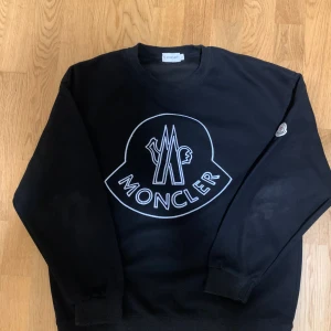 Moncler tröja - Mycket fin moncler tröja. Knappt använd. Storlek L. Texten är lite skrapig.