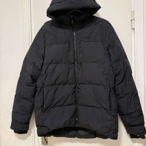 Svart pufferjacka från Everest - Everest jacka, storlek S men passar även M, inköpt förra året. Inte mycket använd, hade en annan jacka. Nypris runt 1500kr Säljes för 800kr.  