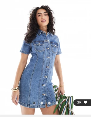 Kort jeansklänning med knappar - Jeans klänning från asos storlek 34 helt nya! 